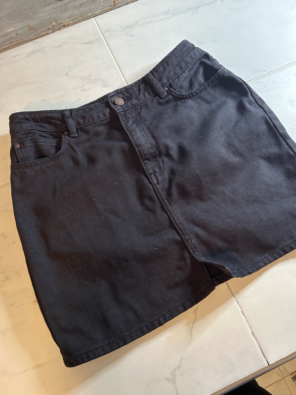 Billabong Black Denim Mini Jean Skirt. Pockets.  Front slit EUC.